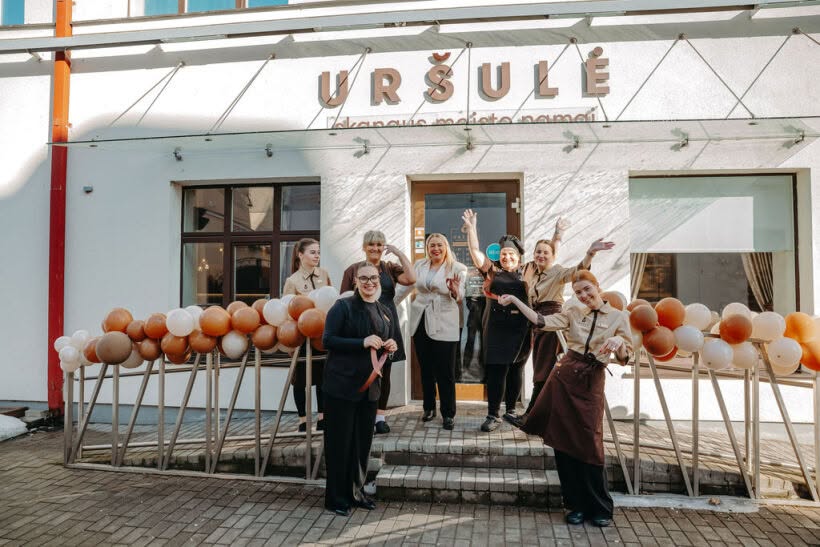 Uršulės komanda prie restorano įėjimo